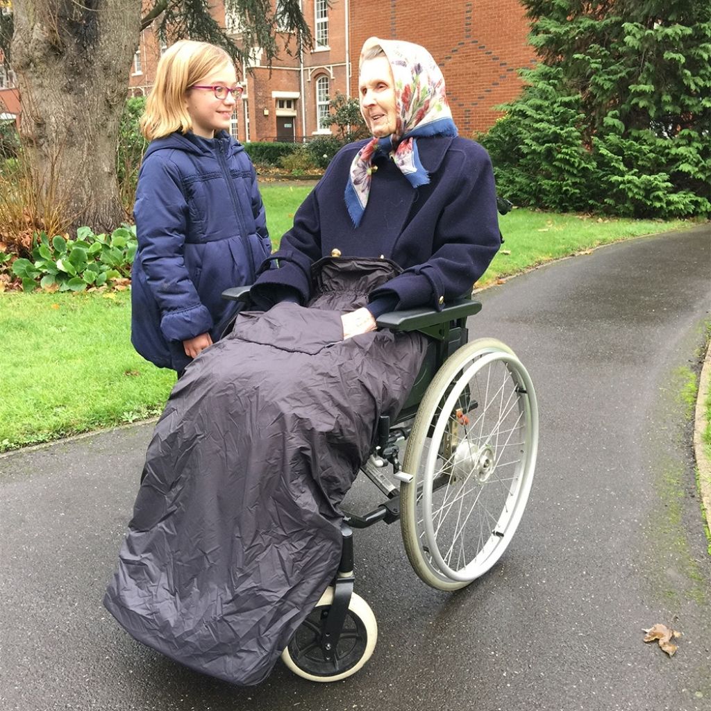 BundleBean Adult fleece-lined and waterproof wheelchair cosy in black. It fits easily on to your wheelchair